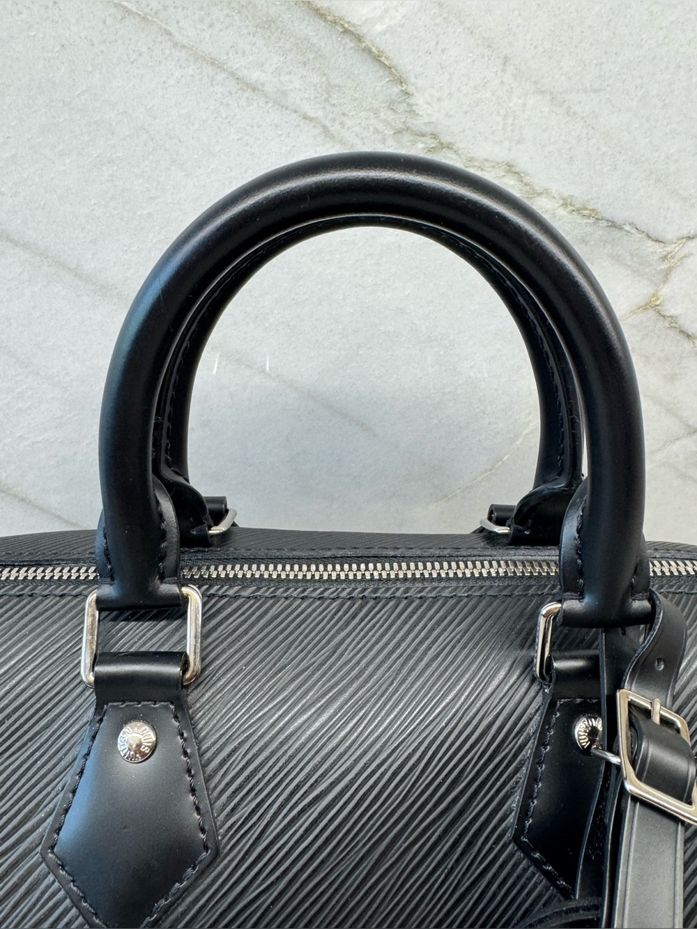 Louis Vuitton Speedy 25 Bandouliere in Epi Noir Leather - Picture 5 of 17